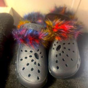 Women fashion crocs with multiple colors of fur inside . Comfy fit size 10